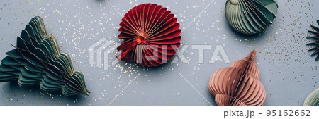 Trendy paper Christmas tree baubles 95162662