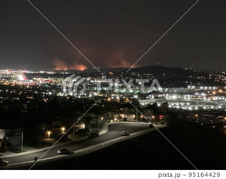カリフォルニア山火事の夜景 カリフォルニア山火事の夜景 95164429