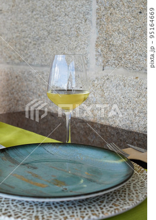 スペインで飲むガリシア産白ワイン　アルバリーニョ	 95164669