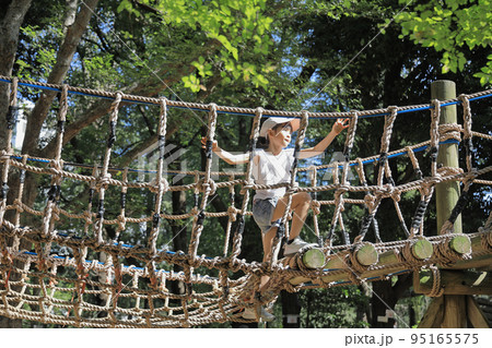 綱渡りで遊ぶ女子小学生 (7歳) 95165575