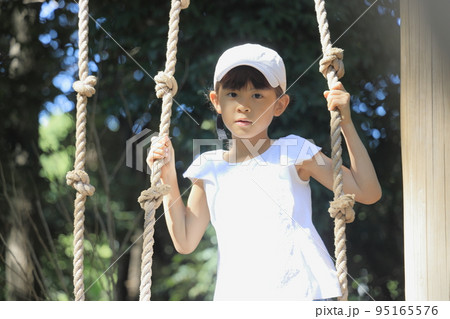 綱渡りで遊ぶ女子小学生 (7歳) 95165576