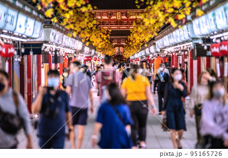 日本の東京都市景観 入国制限撤廃、外国人の個人旅行も解禁…外国人観光客らで賑わう浅草寺＝10月11日 95165726