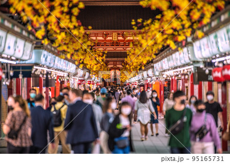 日本の東京都市景観 入国制限撤廃、外国人の個人旅行も解禁…外国人観光客らで賑わう浅草寺＝10月11日 95165731