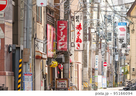 居酒屋のある街並み 居酒屋のある街並み 95166094