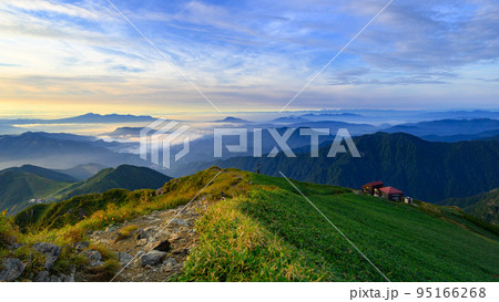 朝陽に照らされる谷川岳稜線と肩ノ小屋 朝陽に照らされる谷川岳稜線と肩ノ小屋 95166268