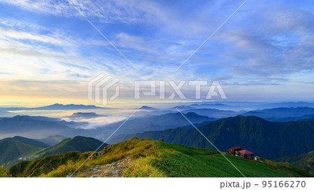 朝陽に照らされる谷川岳稜線と肩ノ小屋 95166270