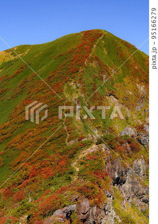 紅葉の谷川連峰・一ノ倉岳へと続く稜線（谷川岳付近より） 95166279
