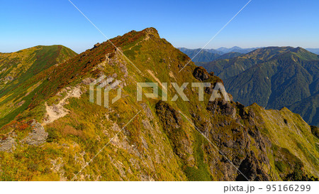 秋の谷川岳・トマの耳からオキの耳を望む 秋の谷川岳・トマの耳からオキの耳を望む 95166299