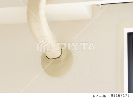 エアコンパテでスリーブ穴の隙間を埋める エアコンパテでスリーブ穴の隙間を埋める 95167175