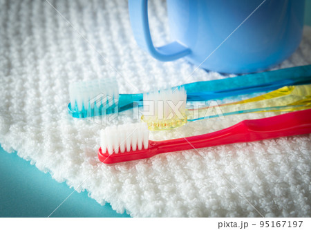 歯ブラシで口腔ケア　デンタルケア　歯と歯茎の手入れ　オーラルケア　歯周病予防 95167197