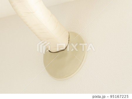 エアコンパテで隙間を埋める 95167225