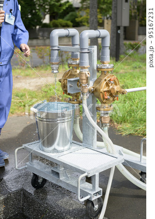 緊急貯水槽を使った訓練の様子 95167231