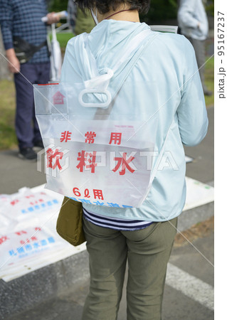 非常用飲料紙袋を背負う人物 非常用飲料紙袋を背負う人物 95167237