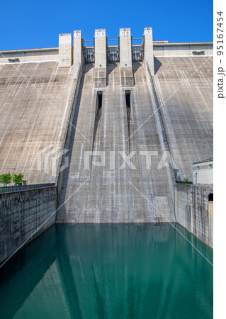 奥秩父もみじ湖 滝沢ダム ダム下から天端を見上げた風景 奥秩父もみじ湖 滝沢ダム ダム下から天端を見上げた風景 95167454