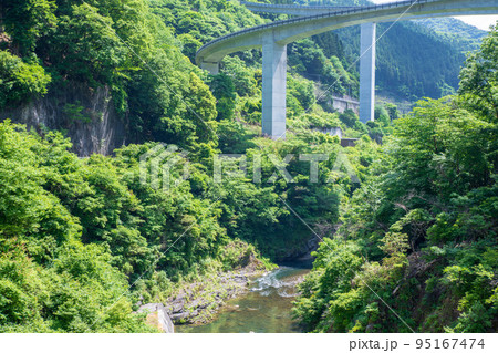 奥秩父もみじ湖 滝沢ダム ダム下の風景 ループ橋方向 初夏の季節 奥秩父もみじ湖 滝沢ダム ダム下の風景 ループ橋方向 初夏の季節 95167474