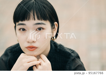 黒髪ショートヘアの女性ポートレート・ナチュラルビューティ 95167766