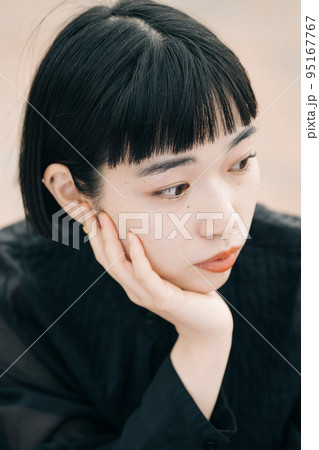 黒髪ショートヘアの女性ポートレート・ナチュラルビューティ 95167767