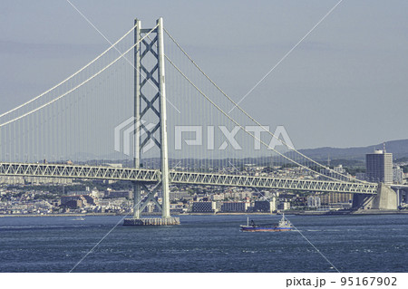 明石海峡大橋と明石の町並み　兵庫県淡路市 95167902