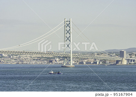 明石海峡大橋と明石の町並み　兵庫県淡路市 95167904