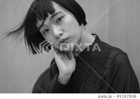 黒髪ショートヘアの女性ポートレート・ナチュラルビューティ 95167936