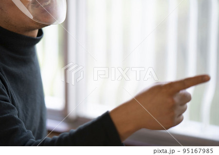 フェイスシールドをして話す中年男性 フェイスシールドをして話す中年男性 95167985