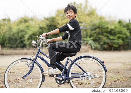 公園で自転車を楽しそうにこいでいる少年 公園で自転車を楽しそうにこいでいる少年 95168069