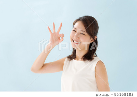 30代女性のポートレート 95168183