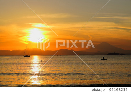 夕暮れの逗子海岸、夕焼けに浮かぶ富士山とカヤックのシルエット 夕暮れの逗子海岸、夕焼けに浮かぶ富士山とカヤックのシルエット 95168255
