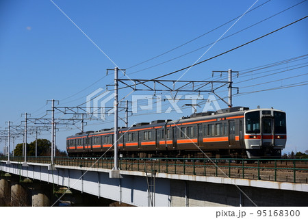 矢作川を走行するJR東海の311系 95168300