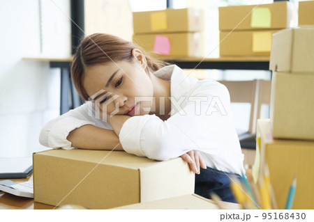 Female online business owner disappointed and frustrated for no order. 95168430