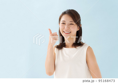 20代女性のポートレート 95168473