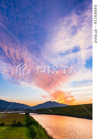 朝焼けの空とうろこ雲 秋の三陸海岸 朝焼けの空とうろこ雲 秋の三陸海岸 95168660