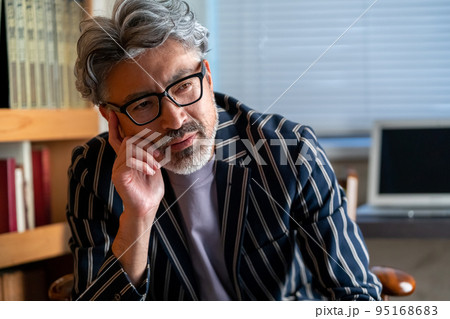 渋い ビジネスマン 英国紳士 エレガントな佇まい 書斎 接客 座る 渋い ビジネスマン 英国紳士 エレガントな佇まい 書斎 接客 座る 95168683