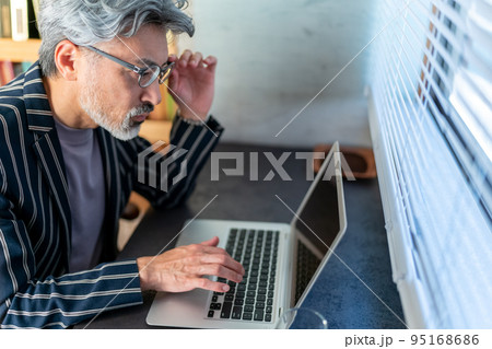 渋い ビジネスマン 英国紳士 エレガントな佇まい パソコン カフェ 渋い ビジネスマン 英国紳士 エレガントな佇まい パソコン カフェ 95168686