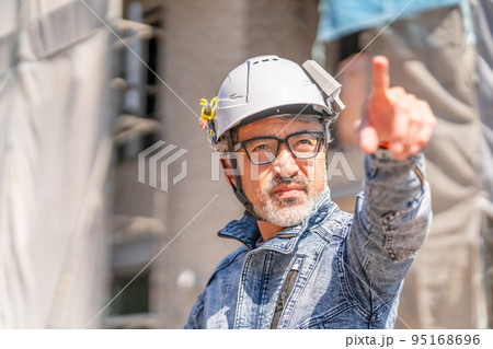 現場監督　工事監理者　主任技術者　指導監督　デニム　白髪　ひげ　指さし 95168696