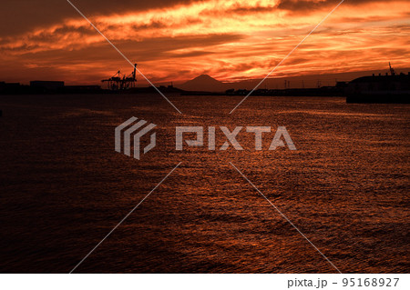 夕焼けに染まる千葉港 95168927