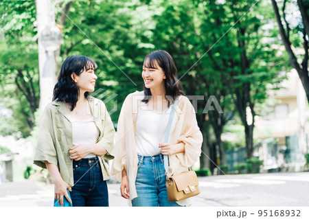 並んで歩く女性友達 95168932