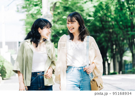 並んで歩く女性友達 95168934