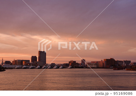 千葉港夕暮れと街並み 95169086