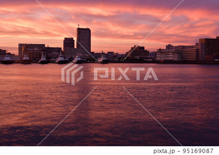 千葉港夕暮れと街並み 95169087