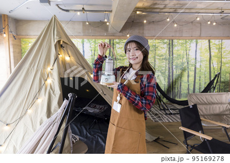 アウトドアショップでランタンを紹介する店員イメージ 95169278
