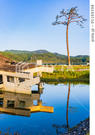 陸前高田　奇跡の一本松とユースホステル跡 95169398