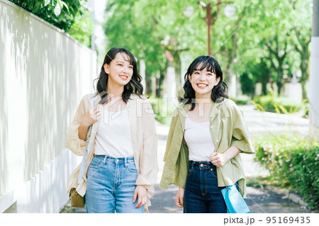談笑しながら歩く女性友達 95169435
