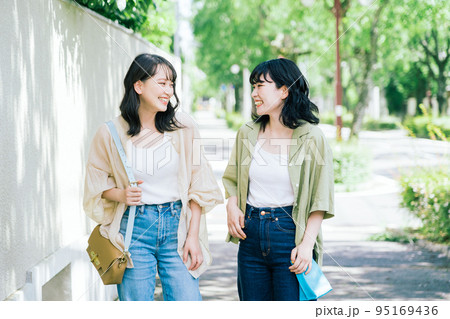 談笑しながら歩く女性友達 談笑しながら歩く女性友達 95169436