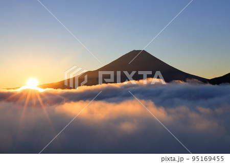 日本の夜明け 本栖湖の湧き出る雲海と日の出 日本の夜明け 本栖湖の湧き出る雲海と日の出 95169455