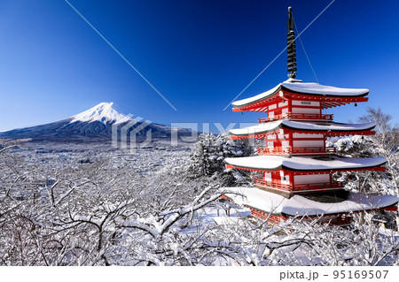 雪景色の新倉山浅間神社忠霊塔と富士山の絶景　山梨県富士吉田市 95169507