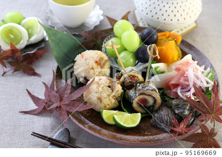 さんま梅しそ巻きときのこごはんおにぎりのワンプレート　秋のワンプレートごはん  95169669