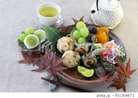 さんま梅しそ巻きときのこごはんおにぎりのワンプレート　秋のワンプレートごはん  95169671