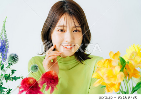 花と若い女性　ヘアスタイル＆ビューティーイメージ　 95169730