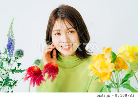 花と若い女性　ヘアスタイル＆ビューティーイメージ　 95169733